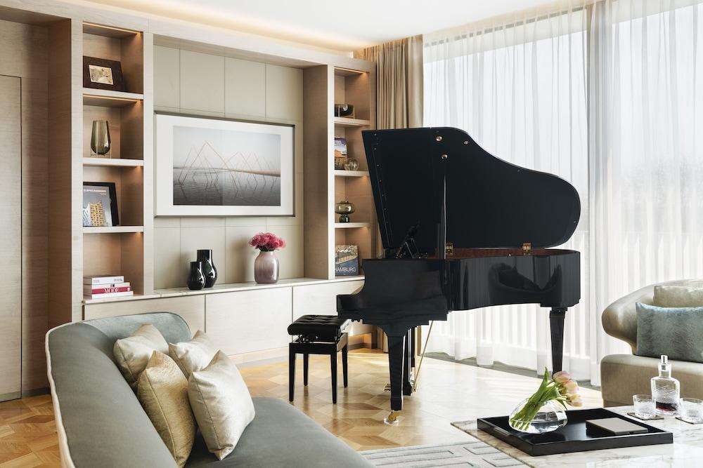 The Fontenay Hamburg Exterior foto A piano in a living room