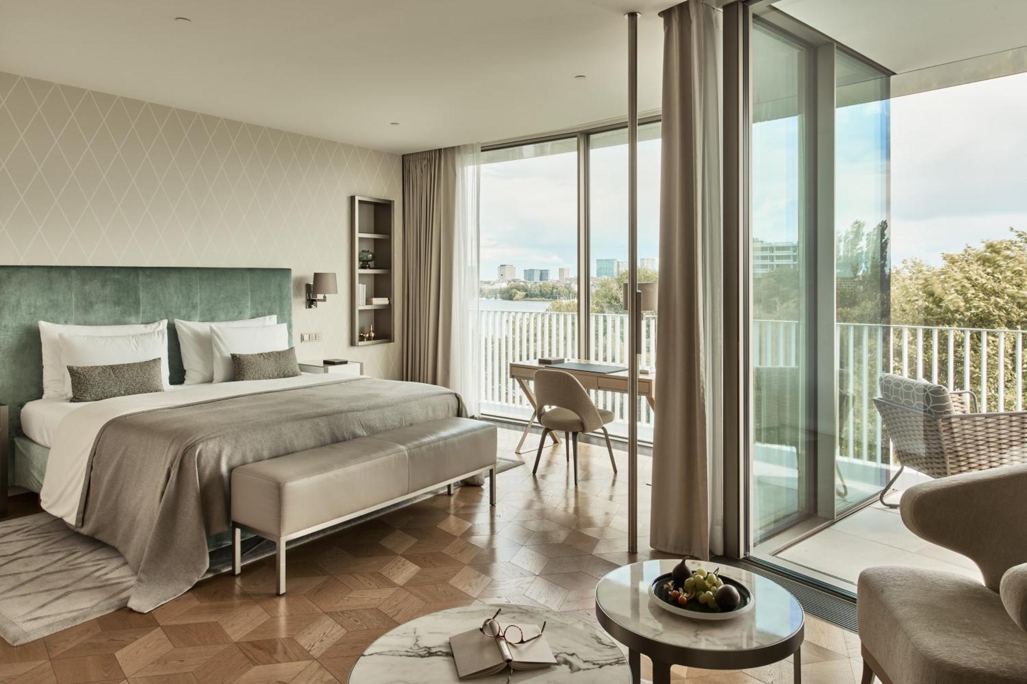 The Fontenay Hamburg Exterior foto A bedroom at the London West End
