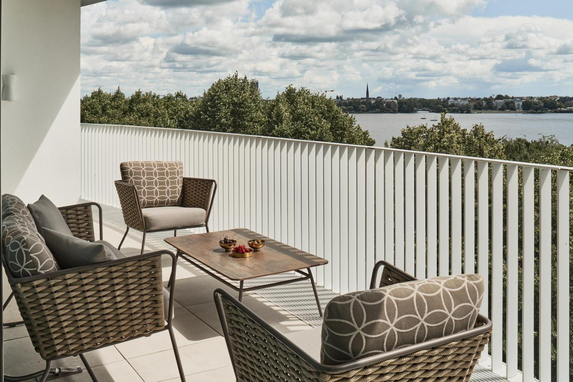 The Fontenay Hamburg Exterior foto Balcony