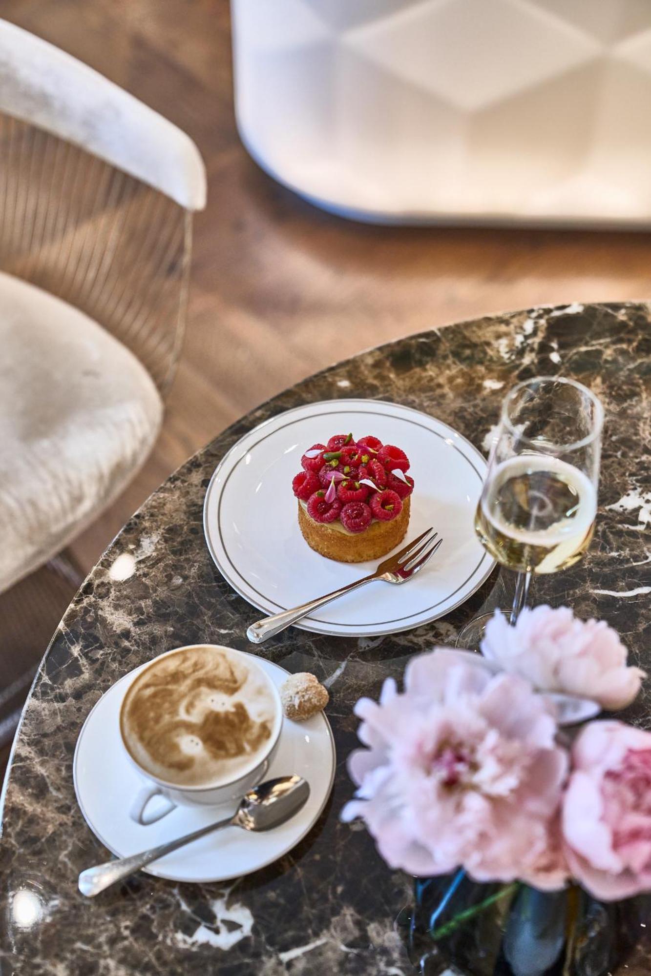 The Fontenay Hamburg Exterior foto A raspberry tart