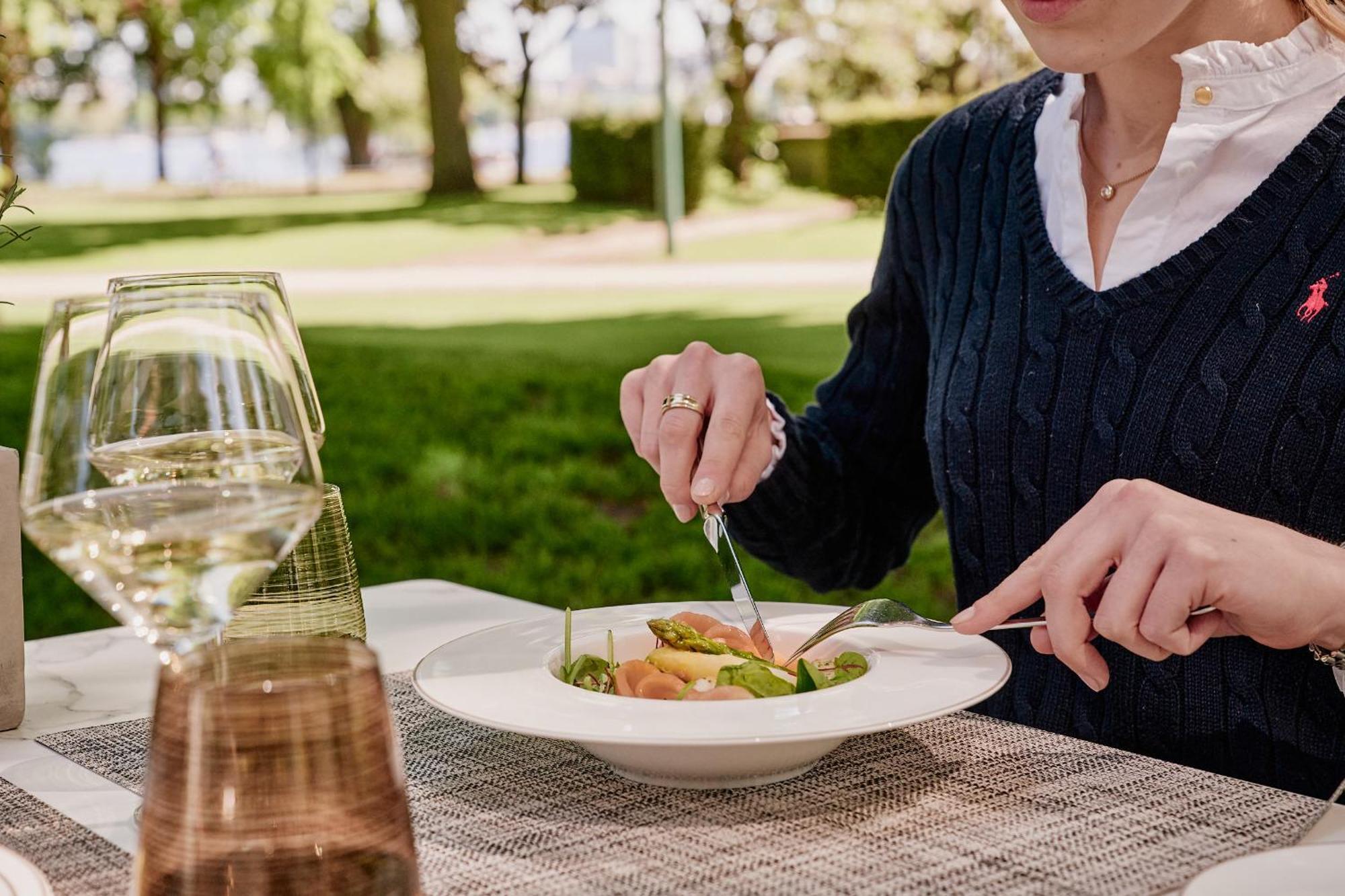 The Fontenay Hamburg Exterior foto A woman eating a salad