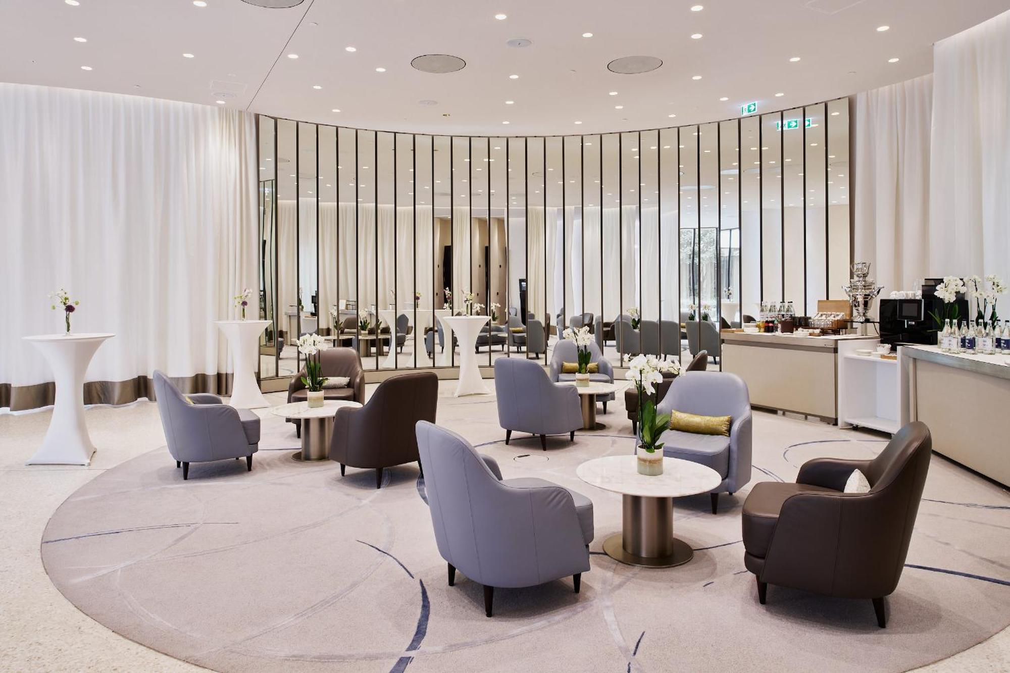 The Fontenay Hamburg Exterior foto The lounge at the airport