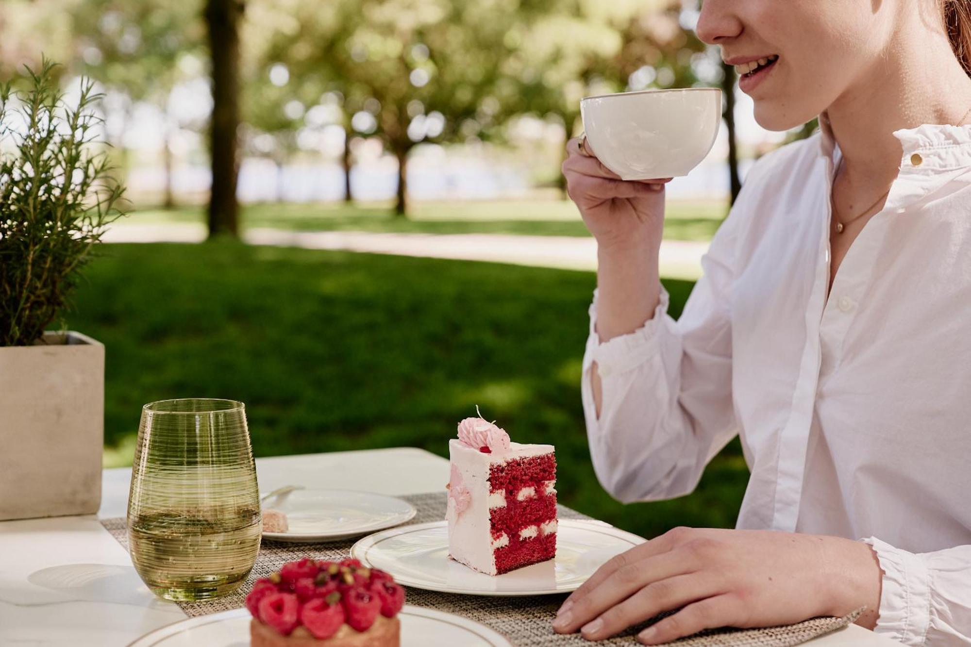 The Fontenay Hamburg Exterior foto A woman drinking tea