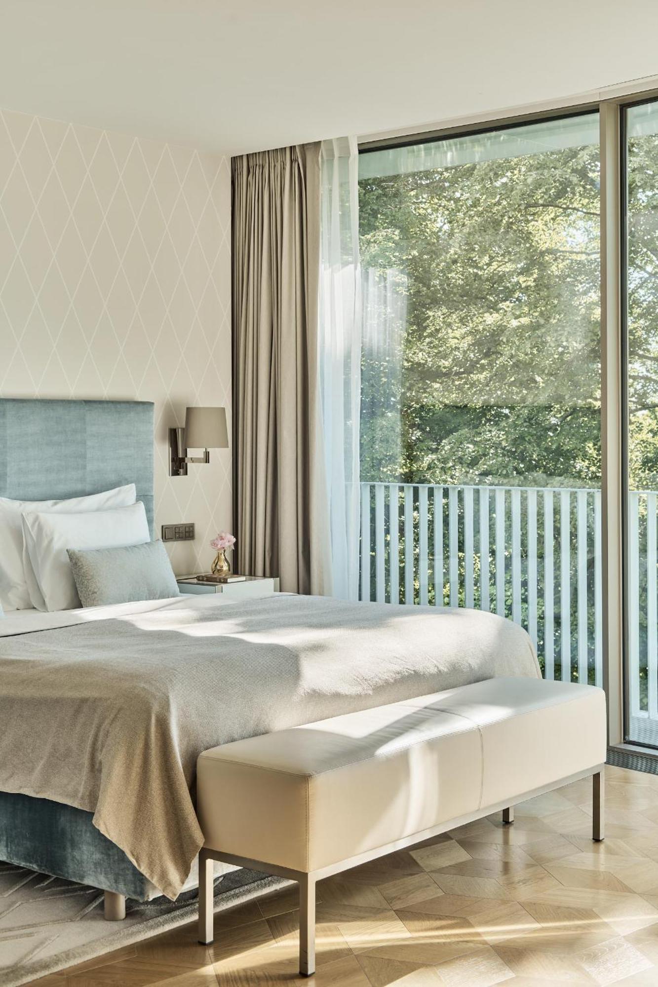 The Fontenay Hamburg Exterior foto A room at the hotel