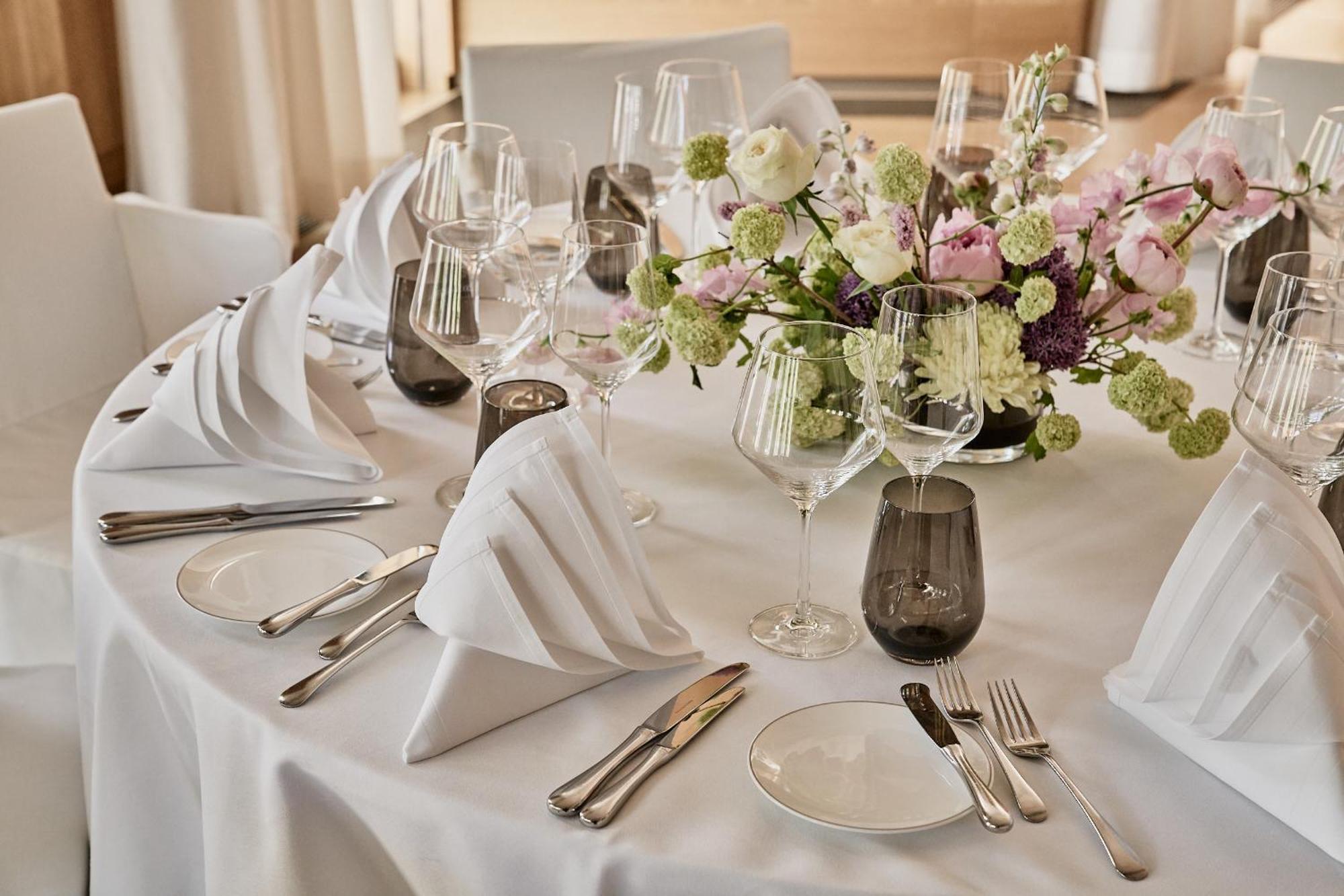 The Fontenay Hamburg Exterior foto A table set for a formal dinner