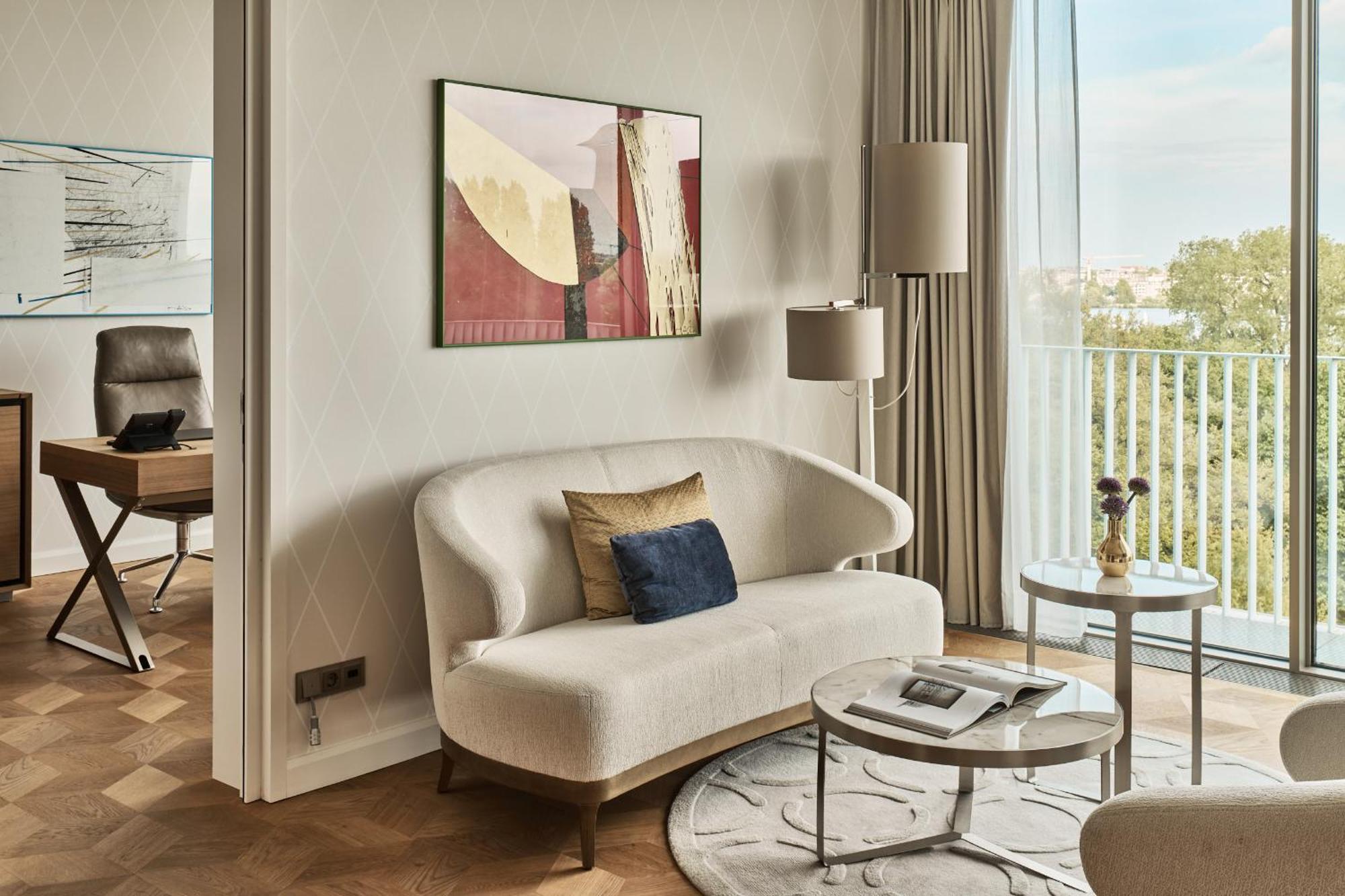 The Fontenay Hamburg Exterior foto A living room in a typical apartment