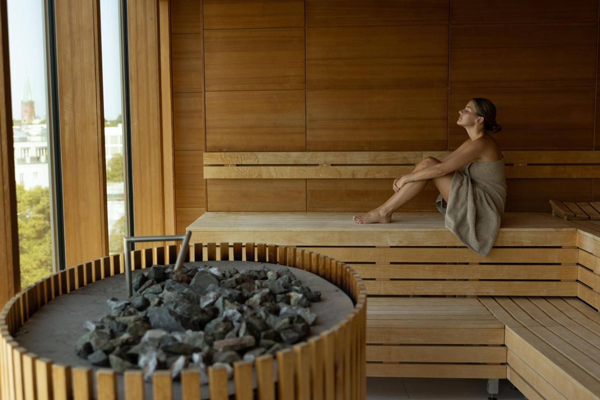 The Fontenay Hamburg Exterior foto A woman in a Finnish sauna